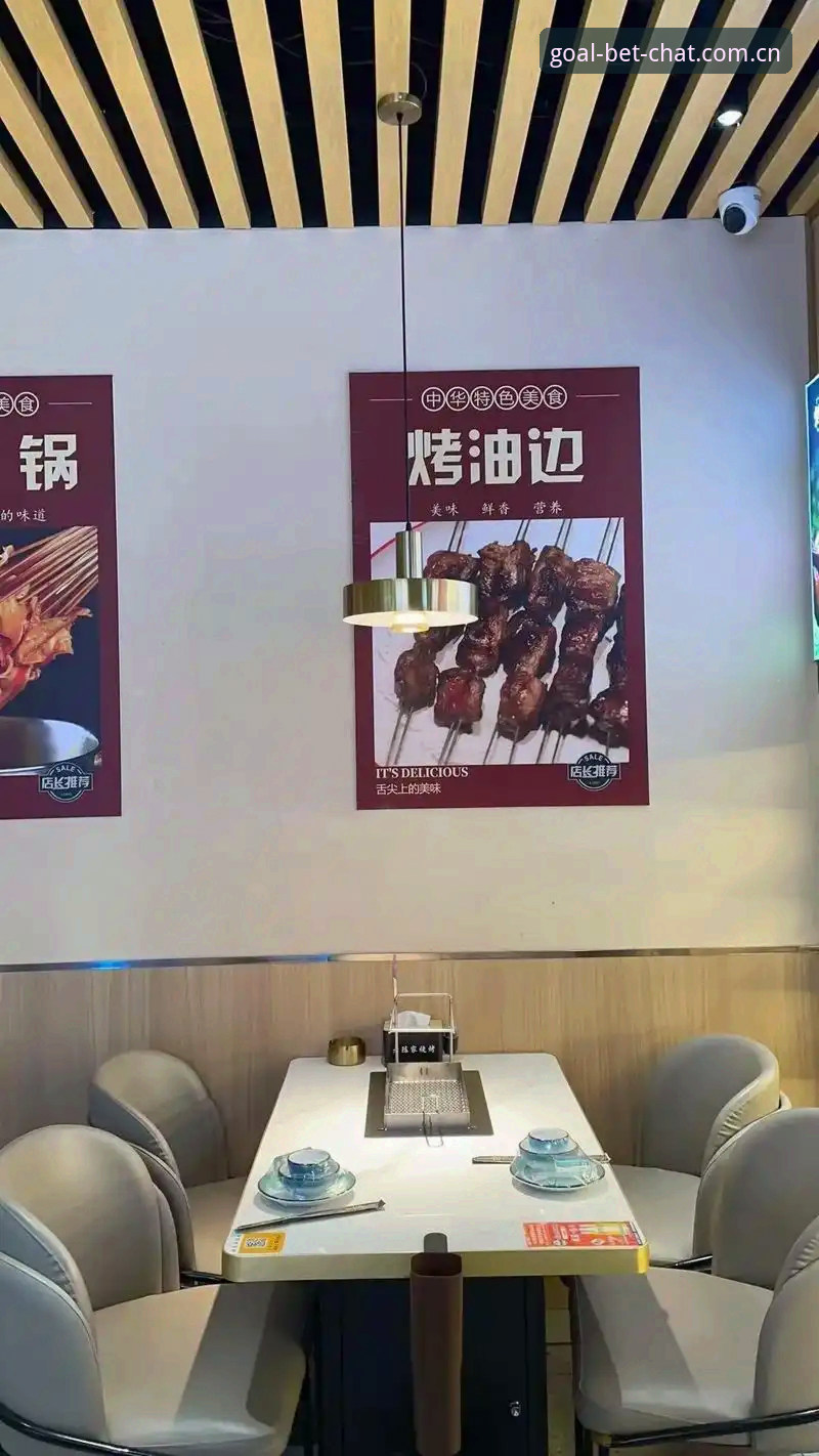 前天晚上，老陈在楼下烧烤摊跟我抱怨，说他手机里的足球APP一到周末就卡死，数据刷新比蜗牛还慢。他一边撸串一边吐槽：“我花了四十分钟研究赔率，结果开赛前十分钟数据才跳出来，这还怎么玩？”老陈不是个例，我身边至少五个球友都遇到过类似问题——不是登录闪退，就是数据延迟到让人怀疑人生。这也就是为什么当听说有人说“网上哪个平台可以买足球赛事数据兼容升级”时，他立刻竖起了耳朵。